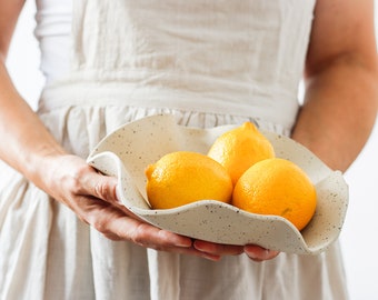 Bol mat en grès pour décoration de cuisine, saladier beige moucheté, bol rond blanc cassé pour décor de ferme, bol à fruits ondulé bio