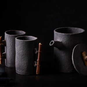 Teiera nera fatta a mano con manico in legno, teiera decorativa per fotografie di still life, teiera in ceramica per fotografie di cibo immagine 7