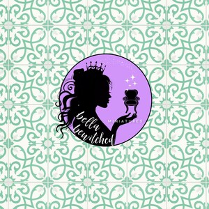 Puede incluir: Un logotipo con la silueta negra de una mujer con corona, sosteniendo una silla en miniatura. El logotipo está dentro de un círculo púrpura con las palabras "bella bewitched miniatures". El fondo es un patrón repetido de baldosas blancas y turquesas.