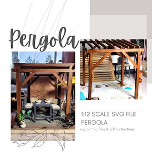 Op de afbeelding: Een 1:12 schaal houten pergola voor poppenhuizen. De pergola is gemaakt van bruin hout en heeft een latten dak. De pergola is te zien in een poppenhuis setting met een tafel en stoelen.