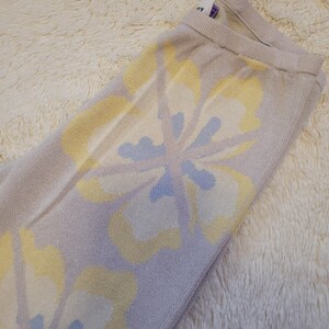 Puede incluir: Pantalones de punto lila claro con un estampado floral en amarillo y azul claro. Los pantalones tienen una cintura acanalada y un aspecto suave y texturizado. El dise&ntilde;o floral es un patr&oacute;n repetido en la tela.