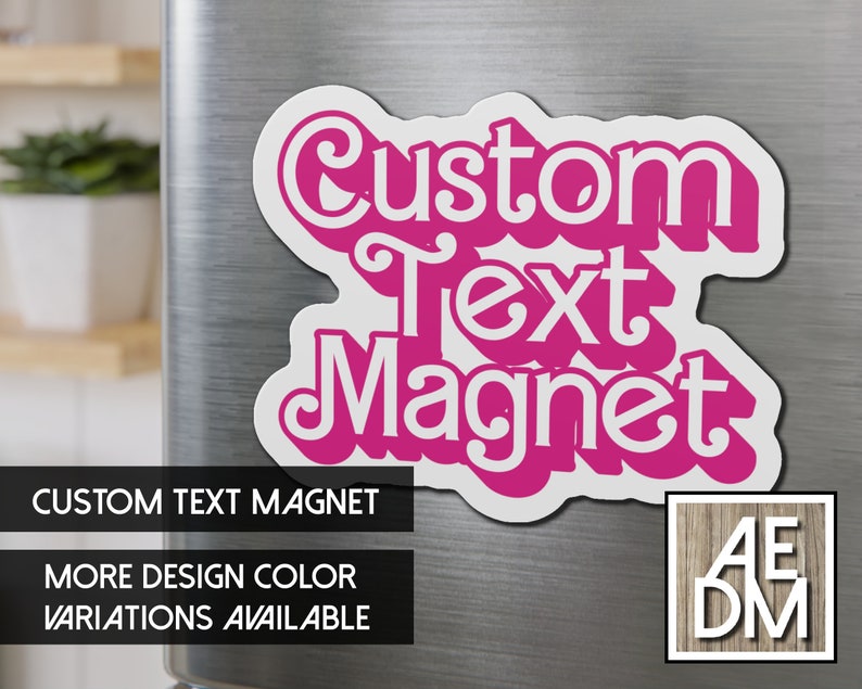 Puede incluir: Un im&aacute;n blanco con las palabras "Custom Text Magnet" en letras rosas. El im&aacute;n est&aacute; adherido a la puerta plateada de un refrigerador. Texto adicional en una barra negra que dice "More Design Color Variations Available."