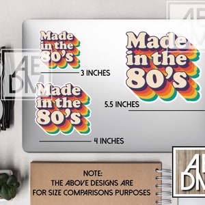 Pu&ograve; includere: Due adesivi in ​​stile retr&ograve; con il testo "Made in the 80's" in uno schema di colori arcobaleno. Gli adesivi sono mostrati su un laptop con misure per il confronto delle dimensioni.