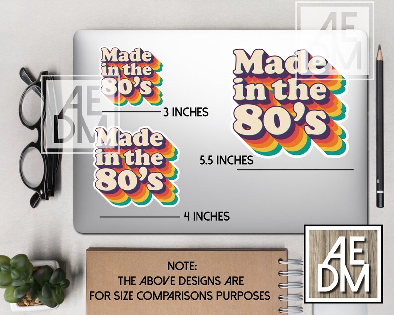 Pu&ograve; includere: Due adesivi in ​​stile retr&ograve; con il testo "Made in the 80's" in uno schema di colori arcobaleno. Gli adesivi sono mostrati su un laptop con misure per il confronto delle dimensioni.
