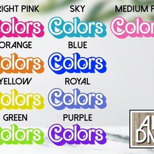 Puede incluir: Una colecci&oacute;n de gr&aacute;ficos de texto "Colors" coloridos en rosa brillante, azul cielo, rosa medio, naranja, azul, amarillo, azul real, verde y morado. El texto tiene un contorno blanco y un efecto de sombra. Un logotipo con las letras "AEDM" est&aacute; en la esquina inferior derecha.