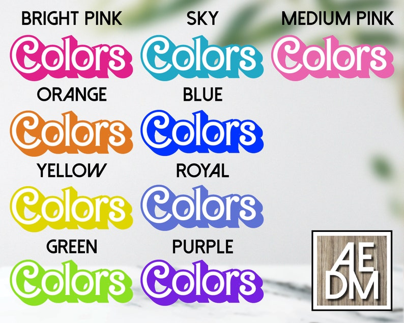 Puede incluir: Una colecci&oacute;n de gr&aacute;ficos de texto "Colors" coloridos en rosa brillante, azul cielo, rosa medio, naranja, azul, amarillo, azul real, verde y morado. El texto tiene un contorno blanco y un efecto de sombra. Un logotipo con las letras "AEDM" est&aacute; en la esquina inferior derecha.