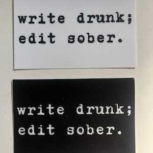 Puede incluir: Dos pegatinas en blanco y negro con el texto "write drunk; edit sober." La pegatina superior está sobre un fondo blanco y la pegatina inferior está sobre un fondo negro.