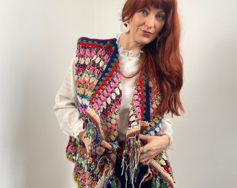 Gilet châle arc-en-ciel au crochet vintage des années 70 à franges