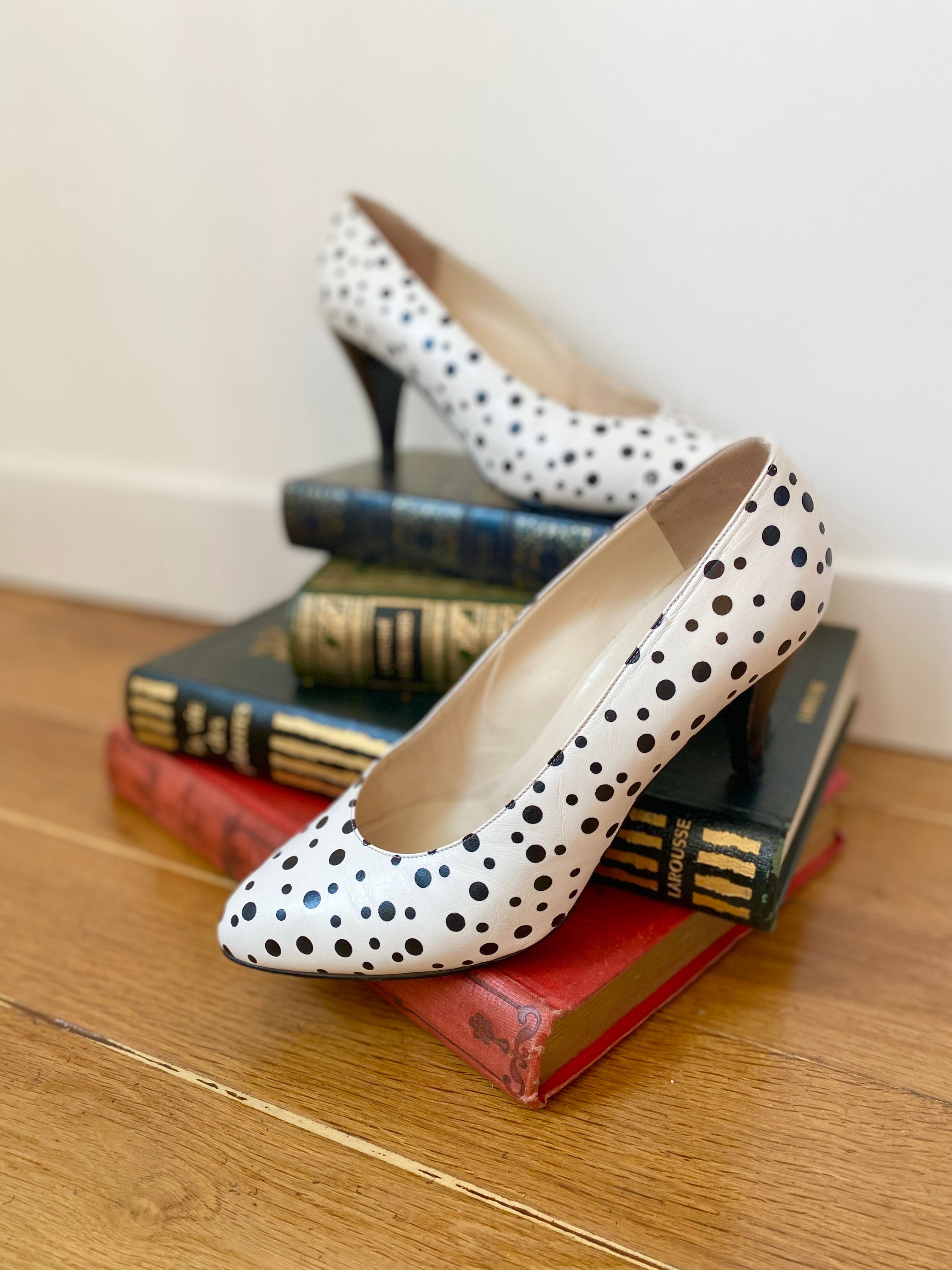 Women's Polka Dot Printed Chunky Heel Pump Shoes Cap-toe With Buckle