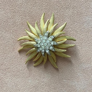 Vintage 1950s 1960s Gold Floral Starburst Rhinestone Brooch Pin