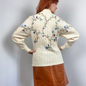 Vintage 90s / Y2K Cable Knit and Floral Embroidery Sweater image 4