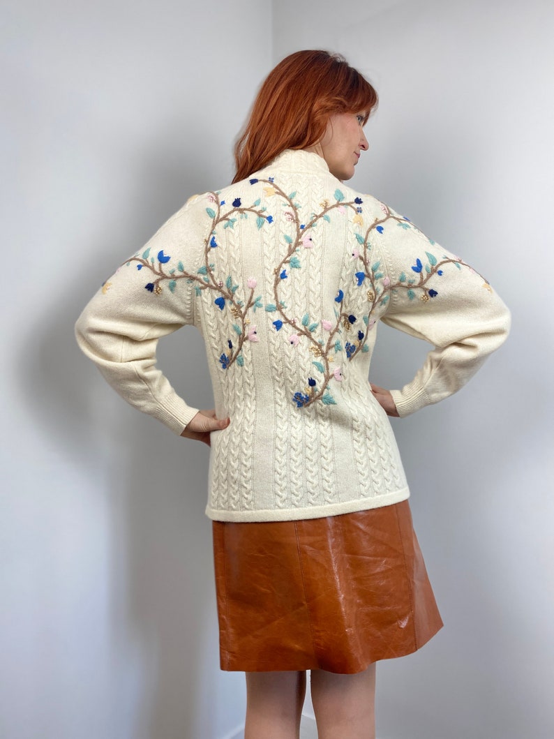 Vintage 90s / Y2K Cable Knit and Floral Embroidery Sweater image 4