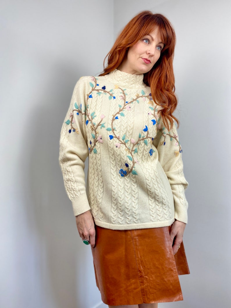 Vintage 90s / Y2K Cable Knit and Floral Embroidery Sweater image 2