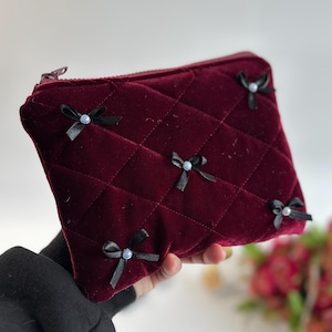 Coquettes cadeaux gothiques Accessoires académiques sombres Pochette pour liseuse bordeaux avec noeuds noirs Pochette pour e-book zippée à la main + Variante de rangement