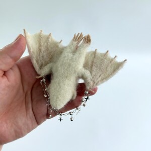 Hängande fladdermushylladekor, gotisk bokhylleprydnad, nåltovad vit fladdermus, kuslig söt bokhylledekor, Halloweenpresent bild 11