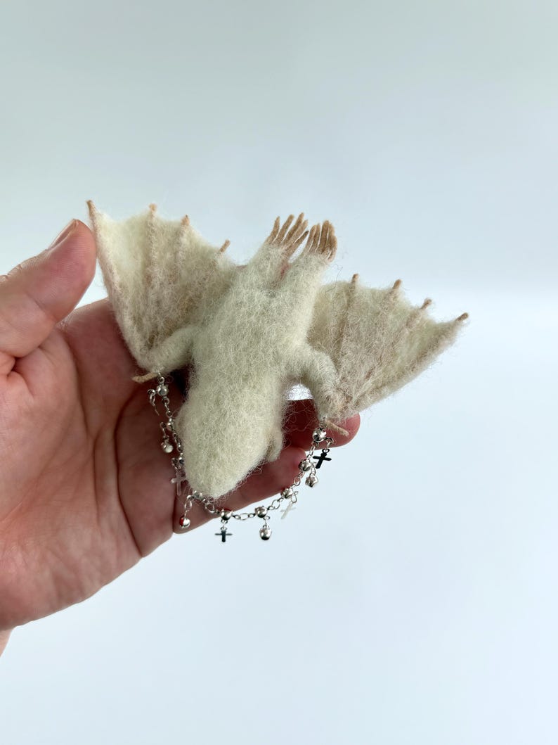 Hängande fladdermushylladekor, gotisk bokhylleprydnad, nåltovad vit fladdermus, kuslig söt bokhylledekor, Halloweenpresent bild 11