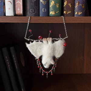 Hängande fladdermushylladekor, gotisk bokhylleprydnad, nåltovad vit fladdermus, kuslig söt bokhylledekor, Halloweenpresent bild 3