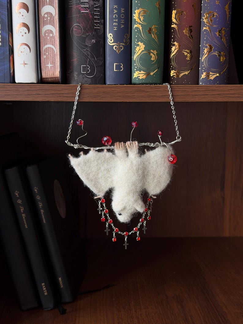 Hängande fladdermushylladekor, gotisk bokhylleprydnad, nåltovad vit fladdermus, kuslig söt bokhylledekor, Halloweenpresent bild 3