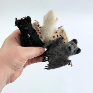 Hängande fladdermushylladekor, gotisk bokhylleprydnad, nåltovad vit fladdermus, kuslig söt bokhylledekor, Halloweenpresent bild 15