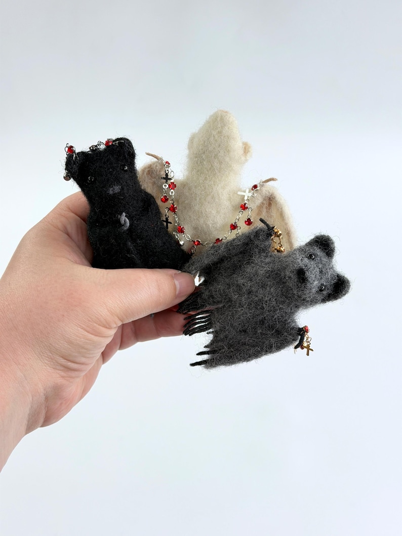 Hängande fladdermushylladekor, gotisk bokhylleprydnad, nåltovad vit fladdermus, kuslig söt bokhylledekor, Halloweenpresent bild 15