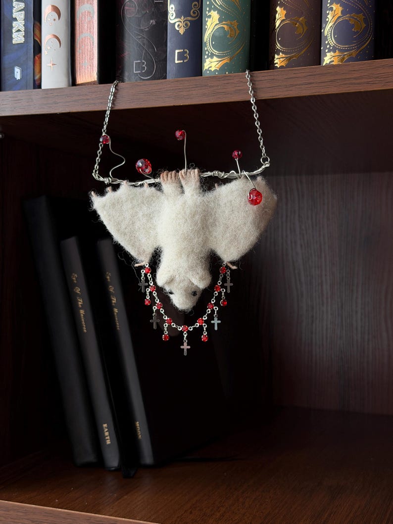 Hängande fladdermushylladekor, gotisk bokhylleprydnad, nåltovad vit fladdermus, kuslig söt bokhylledekor, Halloweenpresent bild 2