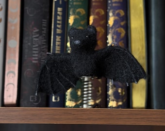 Svart fladdermusdekor, gotisk bokhylledekor, fladdermushyllekompis, Halloweenrumsdekor, häxgåva