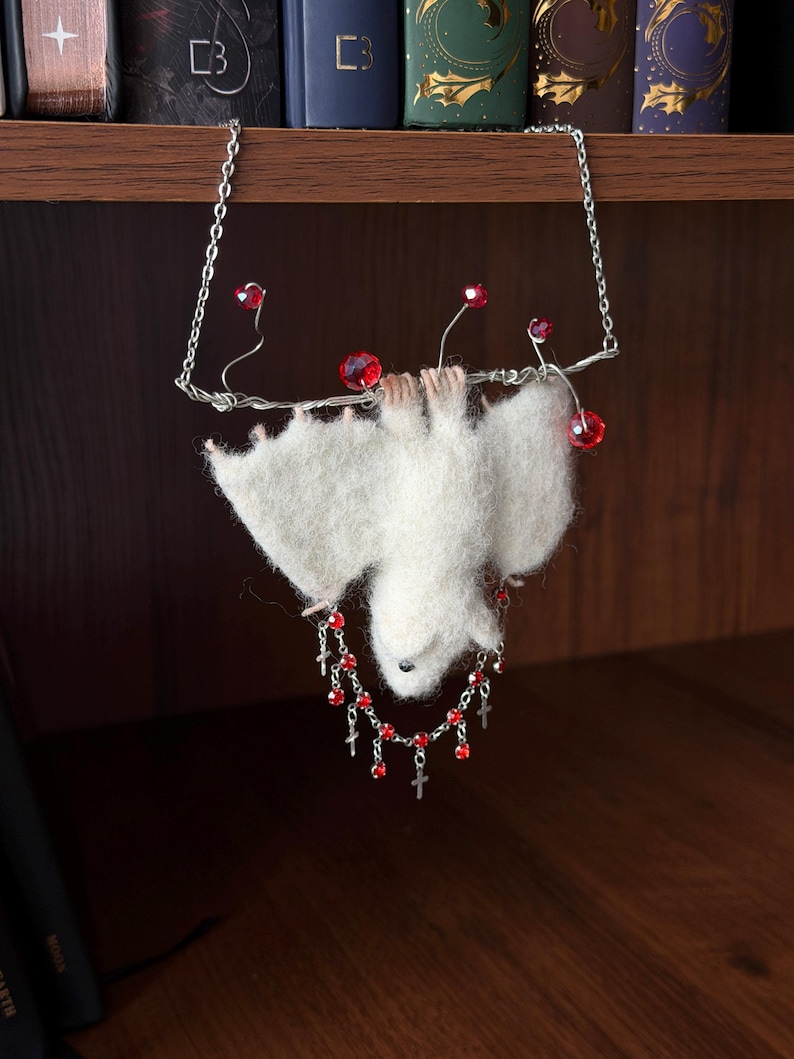 Hängande fladdermushylladekor, gotisk bokhylleprydnad, nåltovad vit fladdermus, kuslig söt bokhylledekor, Halloweenpresent bild 6