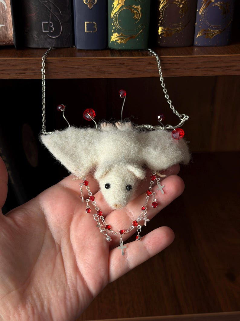 Hängande fladdermushylladekor, gotisk bokhylleprydnad, nåltovad vit fladdermus, kuslig söt bokhylledekor, Halloweenpresent bild 4