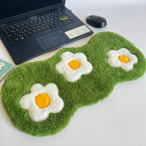 Daisy keyboard rug Hand tufted keyboard pad with daisy flowers Computer desk accessories Gaming desk decor Gamer gifts for her