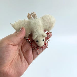 Hängande fladdermushylladekor, gotisk bokhylleprydnad, nåltovad vit fladdermus, kuslig söt bokhylledekor, Halloweenpresent bild 8