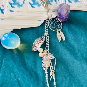 Encanto de dreamcatcher de plata con plumas y cuentas