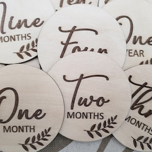 Disques Wooden Monthly Milestone | Bébé au mois Accessoires photo | Cartes Baby Milestone | Baby Shower | Signe de nom de bébé | Souvenirs