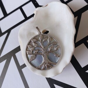 Parelmoer, zilveren stamboomhanger, grote cirkelhanger, zwarte leren ketting, jubileumcadeaus voor haar, stamboomcadeau