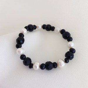 Freshwater Pearl Nugget, Black Obsidian Gemstone chip  Stretch Bracelet, Black and White Bracelet, Easy To Wear Bracelet, Elegant Look