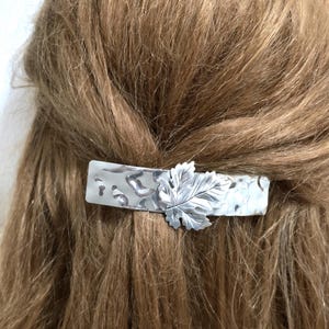 Große Silber gehämmerte Haarspange mit Blatt, minimalistisch, Hochzeit, handgemacht, gläsern, etwas Silber, Brautjungfer, Abschlussball