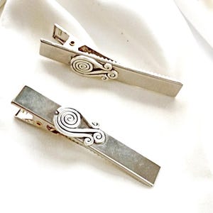 Zestaw 2 srebrnych spinek do włosów w kształcie krokodyla, celtyckich, minimalistycznych, wirowych, ręcznie robionych, spinek ze skóry krokodyla, srebrnych spinek z boku, coś srebrnego, minimalistycznych