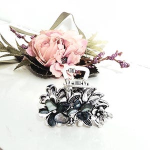 Silver minimalist hair claw with green seashell, floral,lrish hair claw, small to medium size claw,high quality,anniversary,  wedding,flower