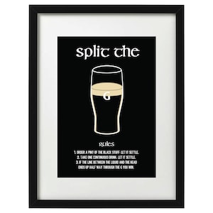 Könnte beinhalten: Eine Schwarzweißillustration eines Bierglases mit einer dunklen Flüssigkeit und einem weißen Schaumkopf. Das Glas hat ein "G" darauf. Der Text "split the" und "Rules" ist in Weiß auf schwarzem Hintergrund geschrieben. Die Regeln für das Spiel sind unter dem Bild aufgelistet.