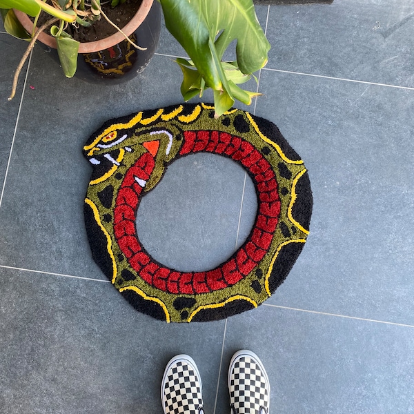 Tapis capitonné serpent Ouroboros / 100 % fait main