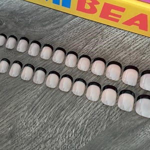 Quadratische Nägel | Kleber auf den Nägeln | Künstliche Nägel | Falsche Nägel | Handbemalt | Nagel aufkleben | Drücken Sie auf die Nägel | Kurze Nägel | Französische Nägel