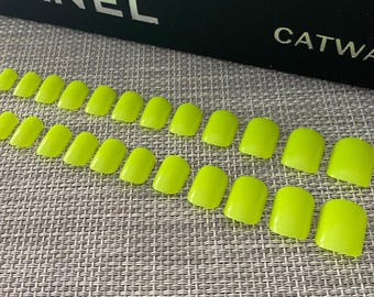 Unghie finte corte e quadrate dipinte a mano giallo neon