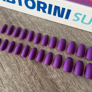 Drücken Sie auf die Nägel | Kleber auf den Nägeln | Künstliche Nägel | Falsche Nägel | Handbemalt | Gel Nägel | Acrylnägel | Lila Nägel | Matte Nägel