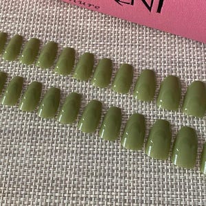 Press on Nails | Glue on Nails | Fake Nails | False Nails | Hand Painted | Glue on nails | Sets of 20 nails | Coffin Nails | Green Nails