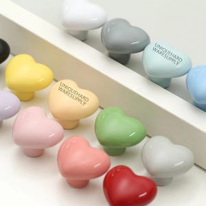 Herzförmige Keramikknöpfe niedliche Süßigkeitfarbe Herz-Schrankknopfgriffe zieht Kinderzimmer individuell gravierte Kommode zieht Kinderschubladenknauf