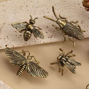 Tiradores de latón antiguo con forma de insectos: tiradores para muebles con forma de abeja, polilla, escarabajo y mosca, tiradores de metal vintage personalizados grabados con forma de insectos, tiradores para muebles.