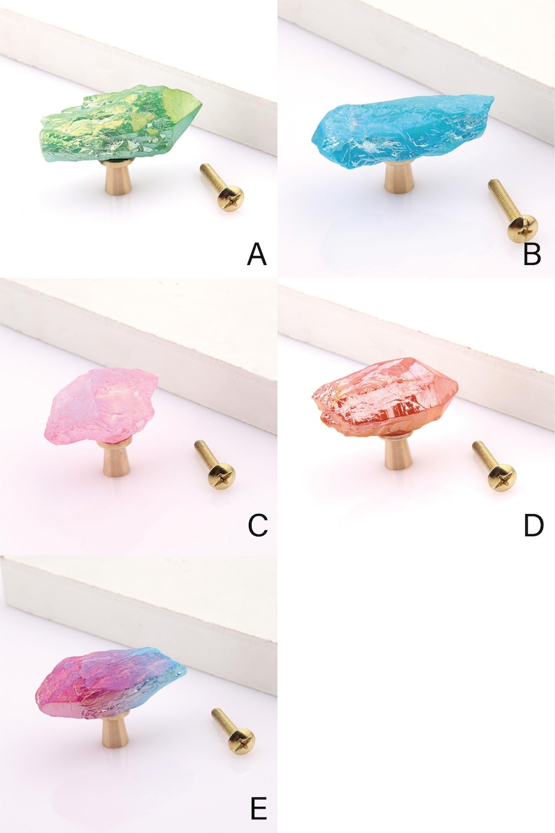 Peut inclure: Ensemble de cinq boutons de meuble en cristal de diff&eacute;rentes couleurs : vert, bleu, rose, orange et un d&eacute;grad&eacute; rose-bleu. Chaque bouton pr&eacute;sente un design unique en cristal brut sur une base en laiton, avec une vis assortie.