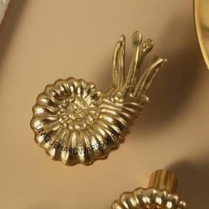 Perilla de cajón de nautilus de latón macizo, perilla de gabinete de submarino, perilla de manija de armario de concha grabada a medida, perilla de tocador de armario de latón