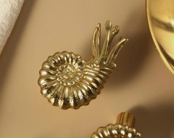 Puxador de gaveta em latão maciço tipo nautilus, puxador de armário tipo submarino, puxador de armário com concha gravada personalizada, puxador de cômoda em latão