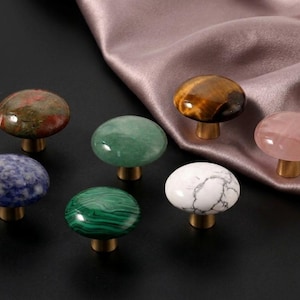 Naturstein-Schrankknöpfe mit Messingbasis - Tigerauge, Aventurin, individuell gravierte dekorative Schubladenknäufe für Küche, Bad, Möbel