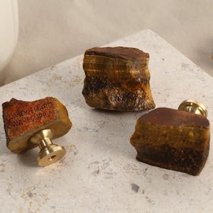 Boutons en pierre naturelle d&#39;oeil de tigre, poignées irrégulières de tiroir de minerai, boutons de garde-robe gravés sur mesure, poignées de commode modernes, boutons de cuisine de minimalisme